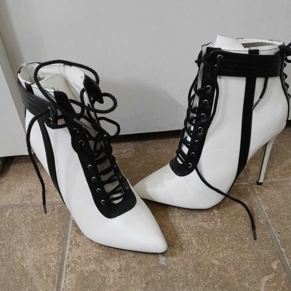 Fancy white with black accent trim booties sz 9.5